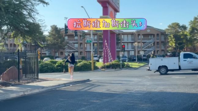 捷克街头-红色直发的平胸清纯人妻